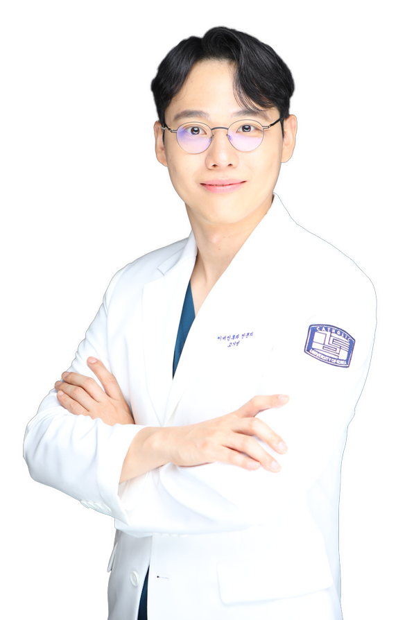 흰 가운을 입고 팔짱을 낀 이비인후과 전문의 고기범 대표원장 사진