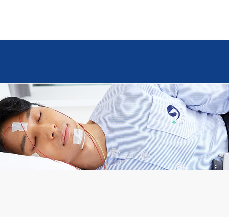 다중수면잠복기검사 — 센서를 붙이고 잠든 남성