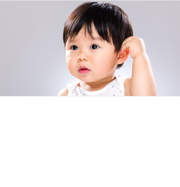 귀에 손을 댄 어린아이